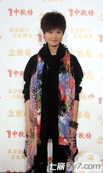李宇春民族风花围巾出席,最新服装图片-围益美商城