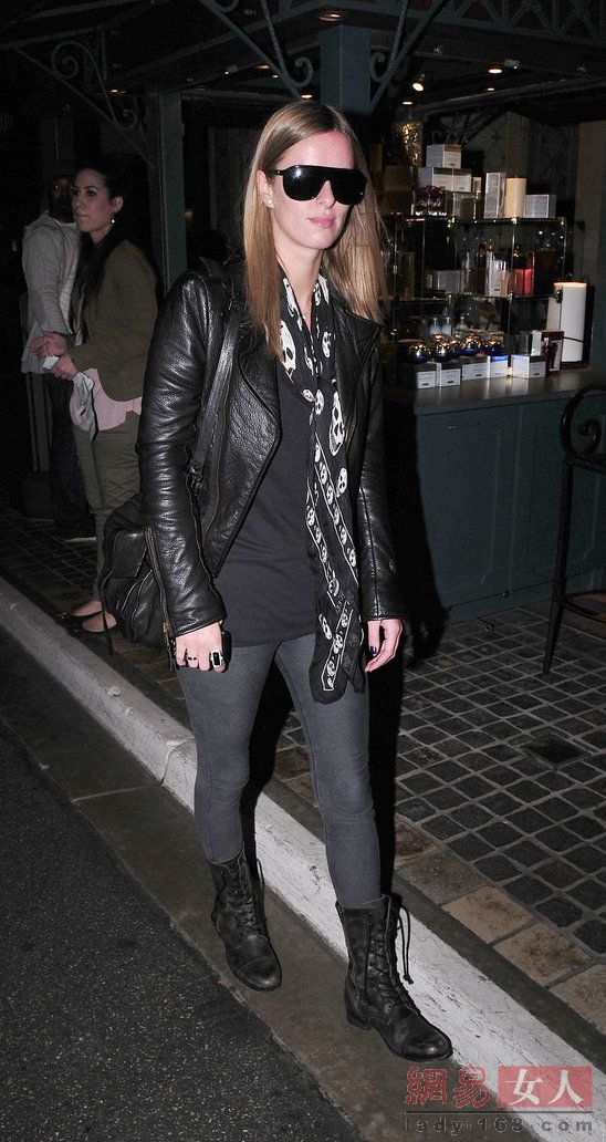 2012换季潮品 欧美明星都爱骷髅围巾,最新服装图片-围益美商城