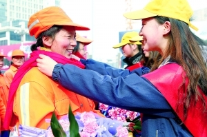 大学生在给孙美兰等环卫工人系上红围巾,最新服装图片-围益美商城