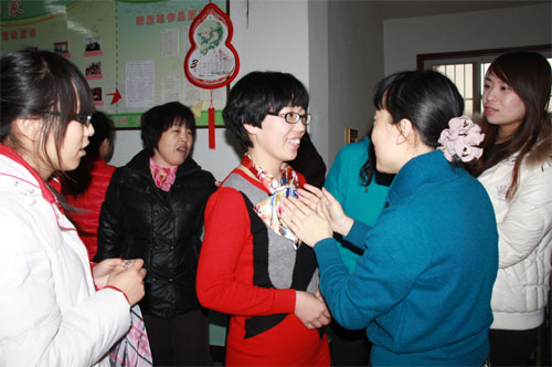 社区妇女学系围巾,最新服装图片-围益美商城