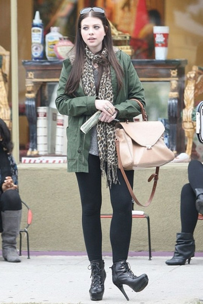 个性抢镜围巾怎样搭 明星告诉你,最流行围巾的系法推荐,最新服装图片-围益美商城