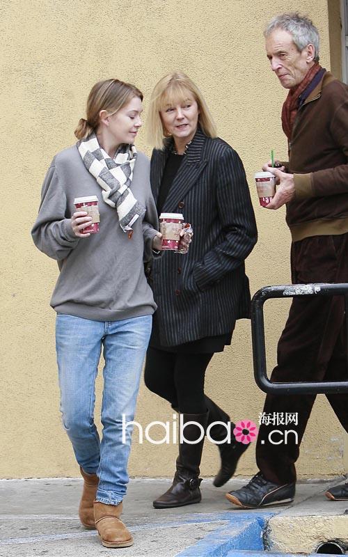 Ellen Pompeo 女明星示范时髦围巾搭配法,最新服装图片-围益美商城