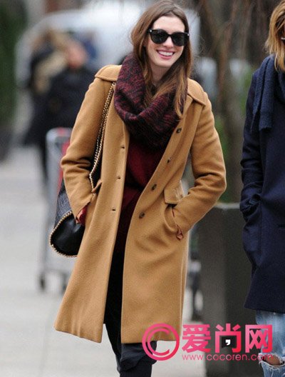 欧美女生围巾的系法图解 营造随意休闲美