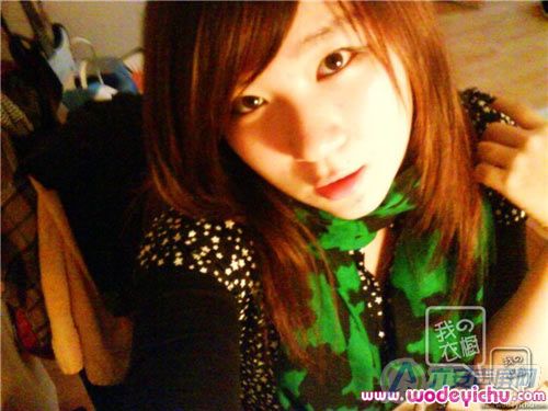 绿色可爱围巾被她搭配的时尚亮眼