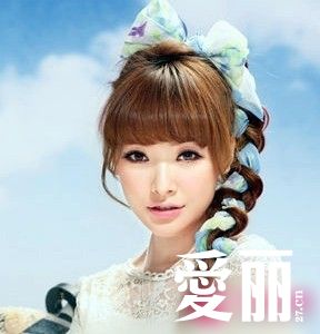 点击图片进入下一页 凉爽清新风:三股辫mix蓝色碎花丝巾