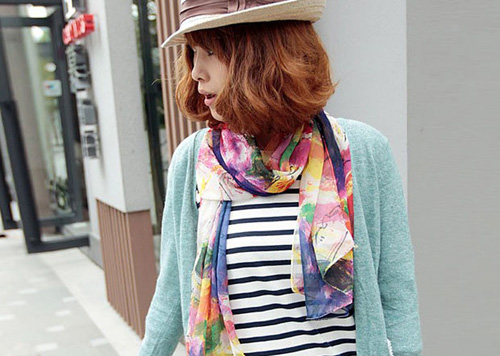  赞！甜美MM教你多样围巾百变系法 