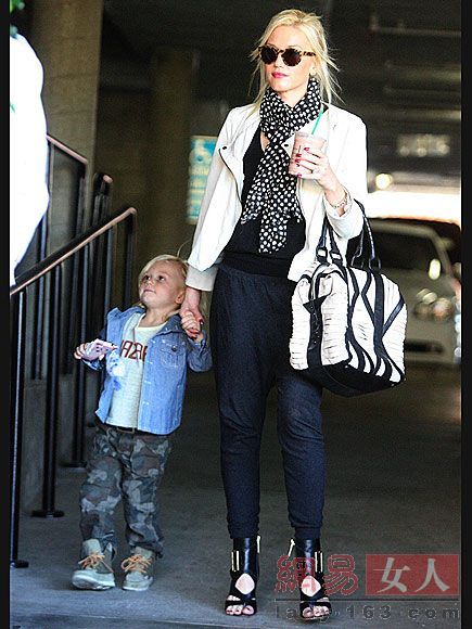 格温·史蒂芬妮(gwen stefani)白色的西服外套搭配黑色点点的围巾浪漫优雅
