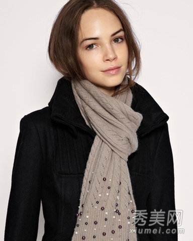 素色围巾的搭配,最新服装图片-围益美商城