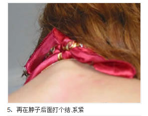 将丝巾变成内衣的具体方法