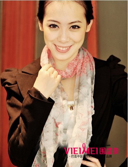 柔媚女人味 丝质围巾飘逸春风里,最新服装图片-围益美商城