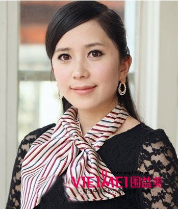 点睛花色小丝巾 优雅气质搭出来  （春季时尚）,最新服装图片-围益美商城