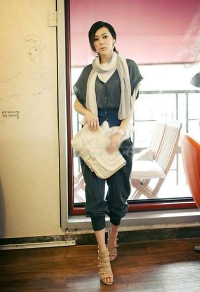 2012初秋华丽搭配轻盈丝巾,最新服装图片-围益美商城