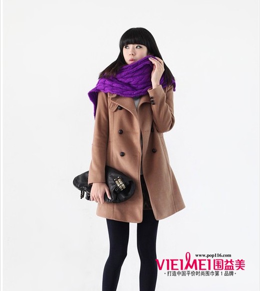 紫色围巾配上大衣也很抢眼,最新服装图片-围益美商城