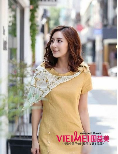 格纹气质的围巾总是让人觉得优雅非常,最新服装图片-围益美商城