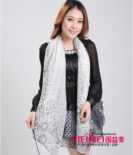 2012印花丝巾当道 丝巾系法凸显女人气质,最新服装图片-围益美商城
