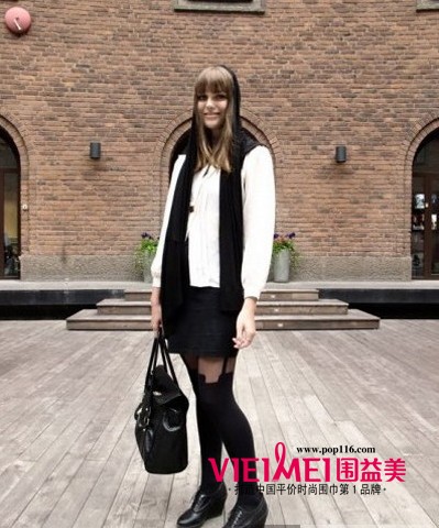 英国时尚达人的街头潮 丝巾带来不一样的元素,最新服装图片-围益美商城