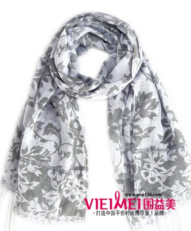 丝巾在全身黑色的搭配下显得灵动感很强,极具神秘感,最新服装图片-围益美商城