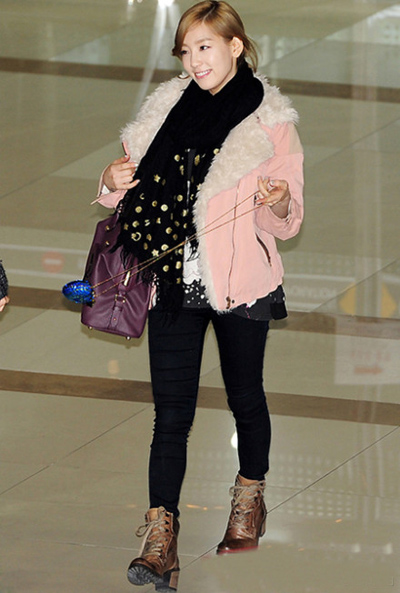 李民浩与泰妍领衔展示围巾的系法图解