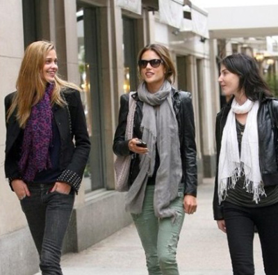 李民浩与泰妍领衔展示围巾的系法图解