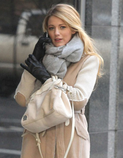 李民浩与泰妍领衔展示围巾的系法图解