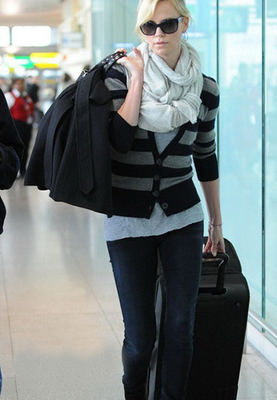 李民浩与泰妍领衔展示围巾的系法图解