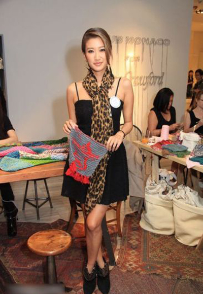 杨幂李小璐豹纹围巾的系法图解 教你做潮流达人