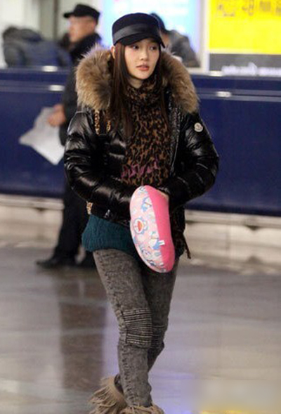 杨幂李小璐豹纹围巾的系法图解 教你做潮流达人