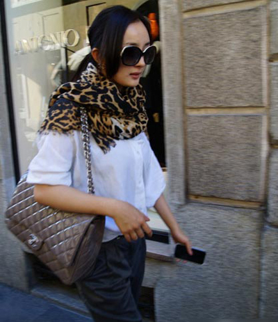 杨幂李小璐豹纹围巾的系法图解 教你做潮流达人