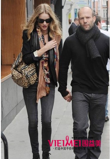 围巾的实用性确实比起领巾要高出许多,最新服装图片-围益美商城