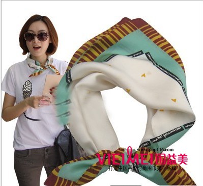 丝巾围发也能使v型领巾显得更有品味,最新服装图片-围益美商城