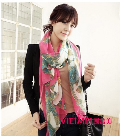民族风艳丽花色的丝巾，戴出甜美女人味,最新服装图片-围益美商城
