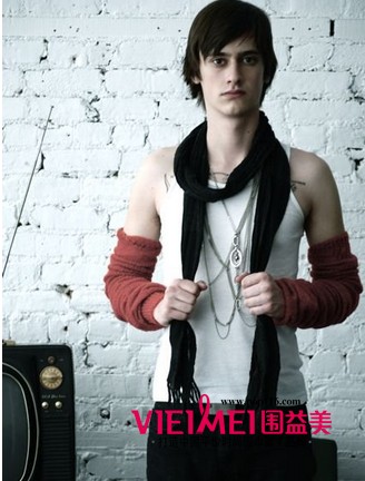 精致而华丽的丝巾随意系住，彰显出男人含蓄的绅士气质,最新服装图片-围益美商城