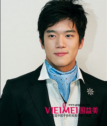 多变的男士围巾,当仁不让地成为了这个冬季的时尚品。,最新服装图片-围益美商城