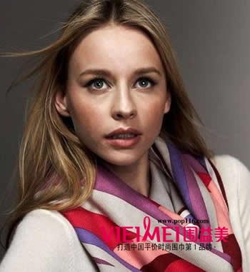 匠心独运的丝巾搭配,最新服装图片-围益美商城