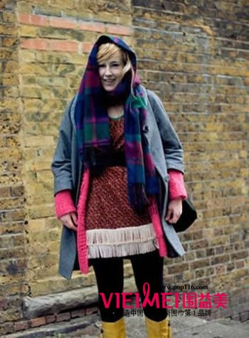 丝巾和鞋子的对比搭配是全身的亮点,最新服装图片-围益美商城