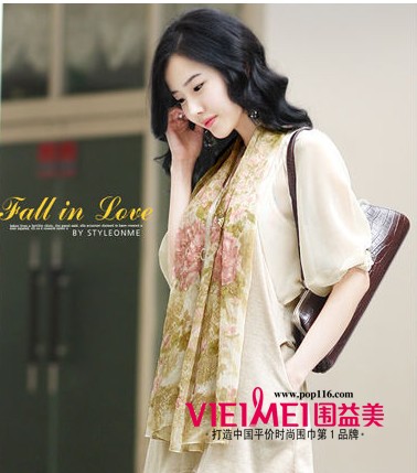 妩媚撩人的丝巾情结,最新服装图片-围益美商城