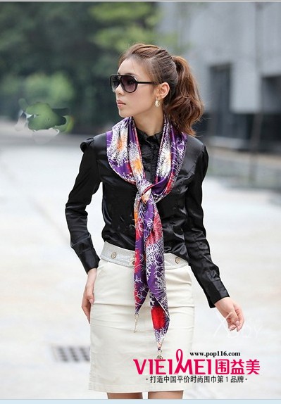 丝巾风行的季节,一条好丝巾，背影也会给人留下深刻的印象,最新服装图片-围益美商城