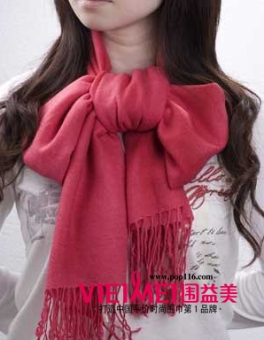 平凡的围巾在美女手中成了 绝佳的装饰,最新服装图片-围益美商城