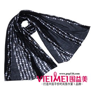 围脖来源于时尚 随意堆在肩部显范儿,最新服装图片-围益美商城