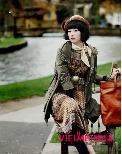 连衣裙靓丽MM 戴上丝巾民族风情浓郁,最新服装图片-围益美商城