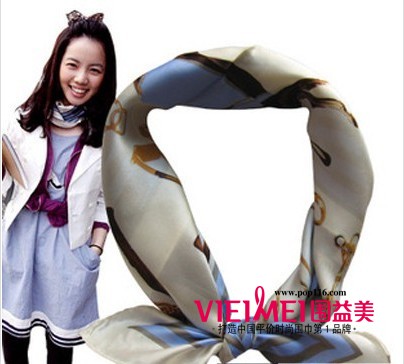 怎样在寒冷的冬季用丝巾装点自己,最新服装图片-围益美商城