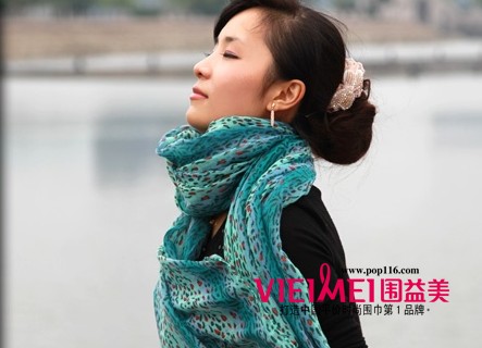 古典乖乖女的最佳搭配 时尚丝巾齐分享,最新服装图片-围益美商城
