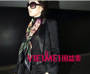 黑色衣服和艳丽围巾的完美搭配,最新服装图片-围益美商城