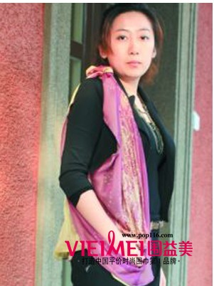 多彩丝巾优雅街头 女人们的新创意,最新服装图片-围益美商城
