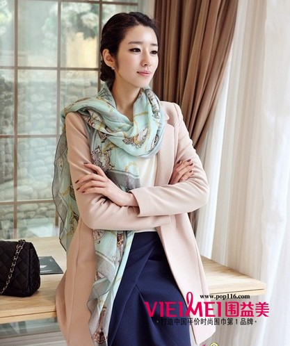优雅帅气 女人味尽显花色丝巾当中,最新服装图片-围益美商城