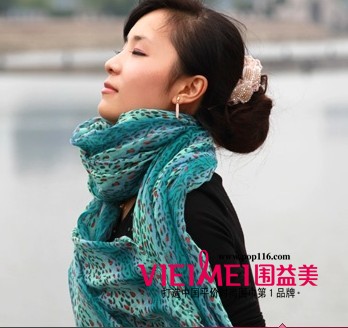 愿围巾在秋冬季节更能增添女士朋友的魅力,最新服装图片-围益美商城