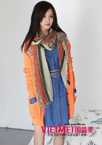 一条丝巾“变”出游美装,最新服装图片-围益美商城