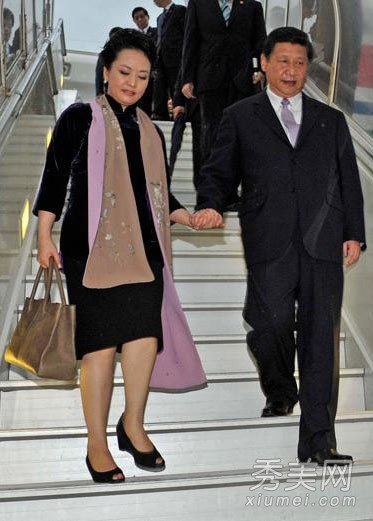 第一夫人是围巾控 学彭丽媛如何戴围巾,最新服装图片-围益美商城